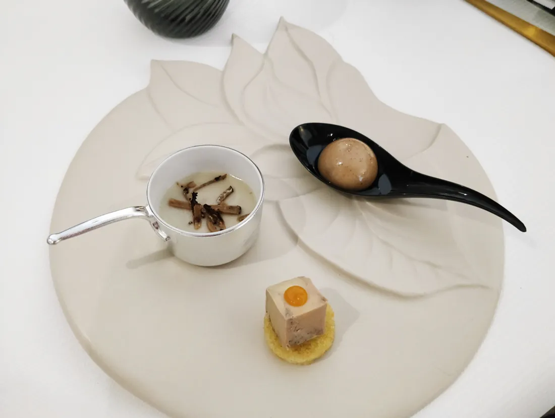 Mises en bouche : foie gras, bonbon au saumon et curry noir, panacotta artichaut et truffe